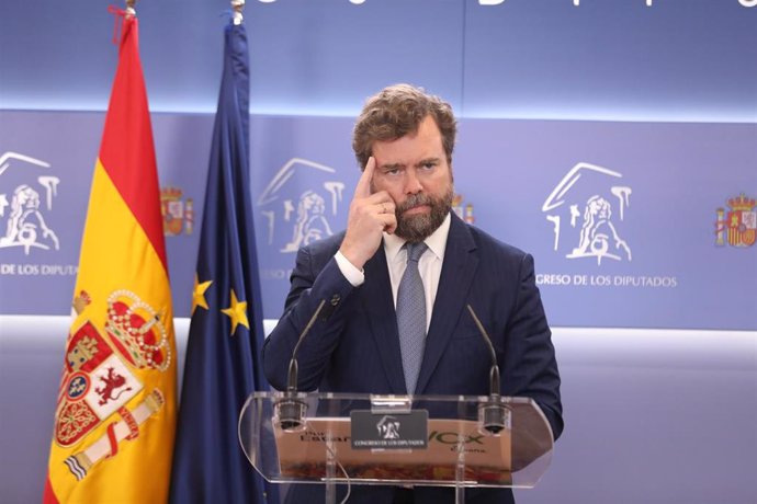 El portavoz parlamentario de Vox, Iván Espinosa de los Monteros, interviene en una rueda de prensa previa a una reunión de la Junta de Portavoces, en el Congreso de los Diputados, a 22 de marzo de 2022, en Madrid (España).