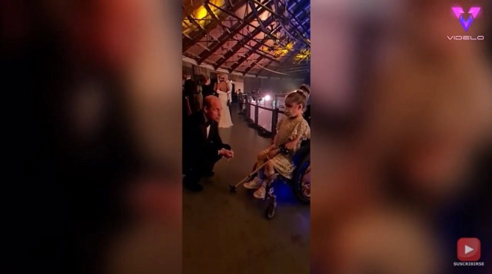Emotivo encuentro entre el Príncipe Guillermo y una niña con discapacidad