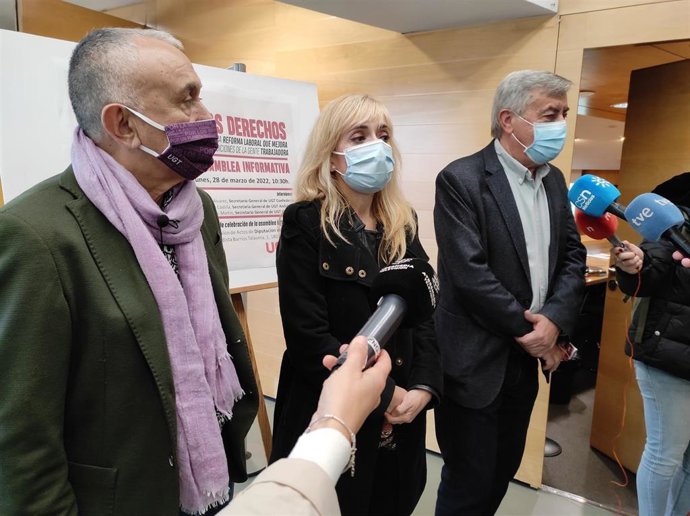Los secretarios generales de UGT en los ámbitos nacional, andaluz y provincial, Pepe Álvarez, Carmen Castilla y Juan Francisco Martín, atienden a los medios en Granada.