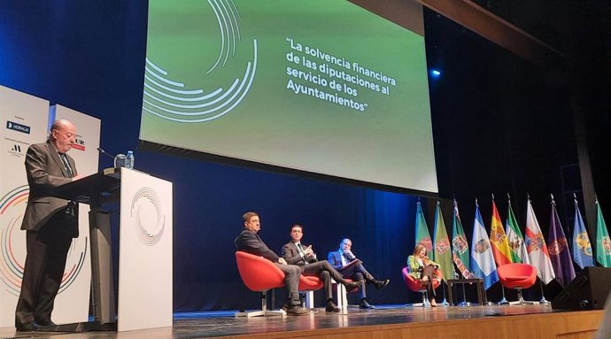 El presidente de la Diputación de Sevilla, Fernando Rodríguez Villalobos, en un encuentro de las ocho diputaciones andaluzas celebrado en Málaga.