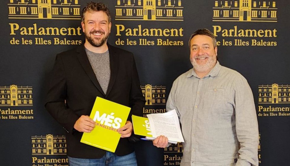 El coordinador de MÉS perr Mallorca, Lluís Apesteguia, y el diputado de la formación Joan Mas 'Collet'.