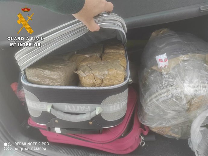 Imagen de las maletas incautadas en un coche que viabaja en dirección Francia en la carretera AP-7 en La Jonquera (Girona)