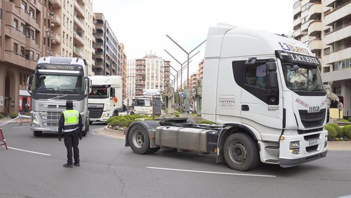 Varios camiones en la glorieta de Chile con Gran Vía, en una marcha convocada durante el undécimo día de paro nacional de transportistas, a 24 de marzo de 2022, en Logroño, La Rioja (España).