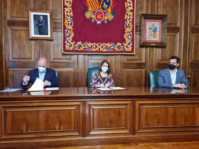 Firma del convenio entre la alcaldesa, el concejal de Empresas, y el presidente de la Cámara Teruel.