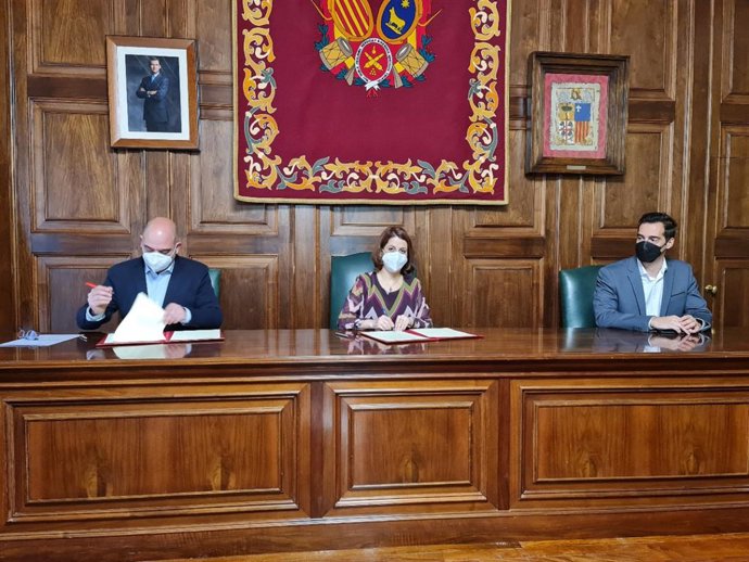 Firma del convenio entre la alcaldesa, el concejal de Empresas, y el presidente de la Cámara Teruel.