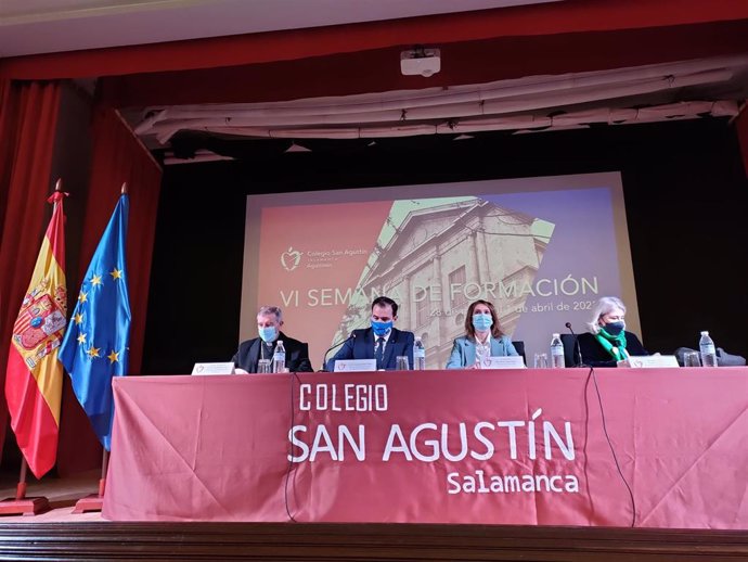 Mesa inaugural de las jornadas 'Enseñar educando' en el Colegio San Agustín de Salamanca.
