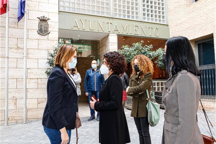 La vicepresidenta y consejera de Mujer, Igualdad, LGTBI, Familias y Política Social, Isabel Franco, y la alcaldesa de Beniel, Mari Carmen Morales, durante la visita realizada al municipio