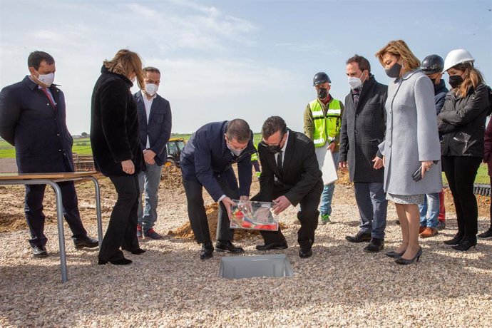 El presidente de Castilla-La Mancha, Emiliano García-Page, pone la primera piedra de la ampliación del CEIP Miguel Delibes de El Viso de San Juan.