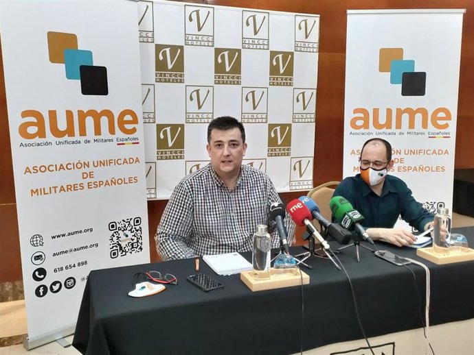 El secretario general de AUME, Iñaki Unibaso, junto a su compañero de la asociación Iván Alcántara, en rueda de prensa en Salamanca.