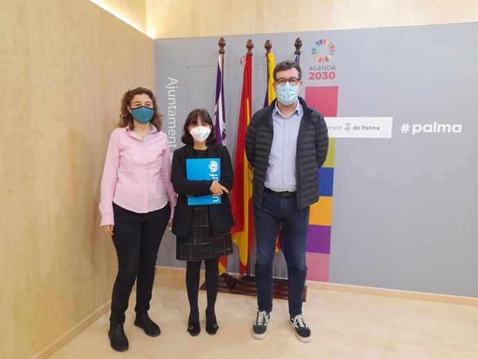 El regidor de Cultura y Bienestar Social, Antoni Noguera; la directora general de Infancia, Margalida Gay; y la presidenta del Comité Unicef de Baleares, Mercedes del Pozo.