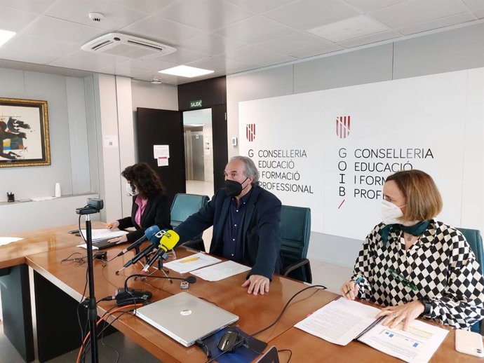 (I-D) La Directora General De Primera Infancia, Innovación Y Comunidad Educativa, Amanda Fernández; El Conseller De Educación Y Formación Profesional, Martí March, Y La Directora De Convivxit, Aina Amengual.