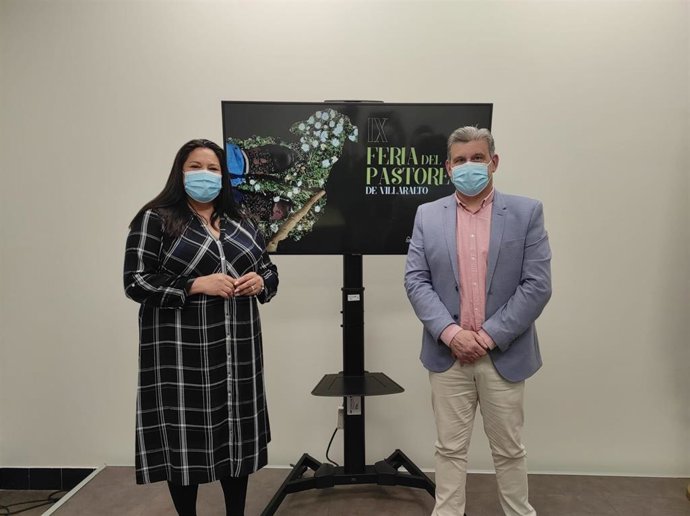 La presidenta de Iprodeco y vicepresidenta primera de la Diputación, Dolores Amo, y el alcalde de Villaralto, Ángel Moreno, presentan la Feria del Pastoreo.