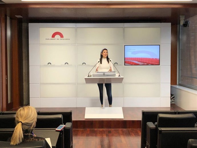La diputada del PP en el Parlament Lorena Roldán en rueda de prensa en la Cámara catalana, a 28 de marzo de 2022
