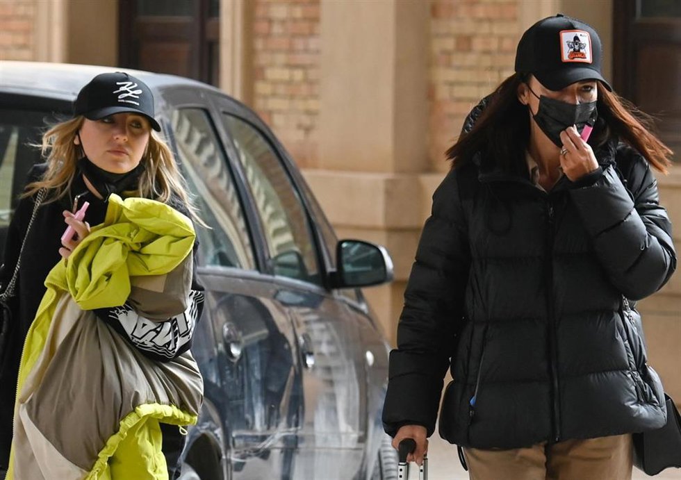 Rocío Flores y Olga Moreno, a su llegada a Madrid este domingo
