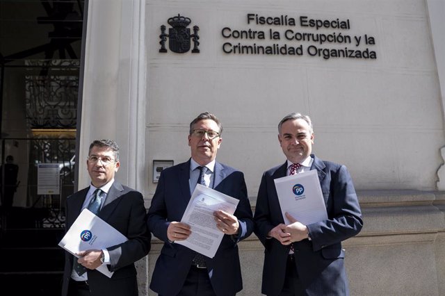 El portavoz adjunto del PP, Pedro Muñoz; el portavoz del PP, Alfonso Serrano; y el secretario general del GPP, Enrique Núñez, en la Fiscalía Anticorrupción. Archivo.