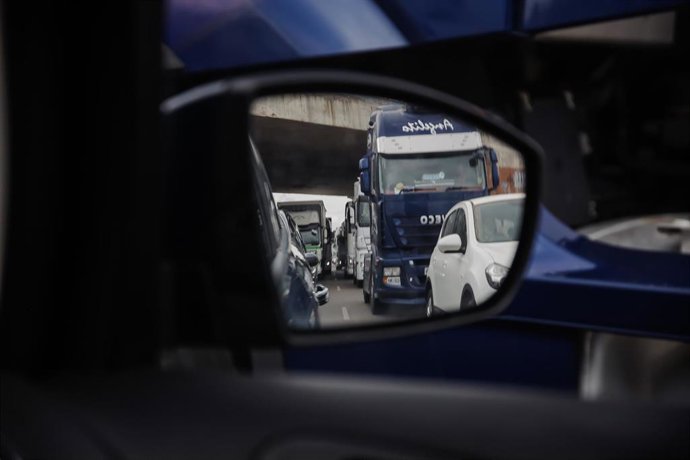 Atasco de camiones en la M-50 a la salida del Polígono Casablanca de Torrejón de Ardoz, durante el quinto día de paros en el sector de los transportes, a 18 de marzo de 2022, en Torrejón de Ardoz, Madrid (España). El paro, convocado a nivel nacional por