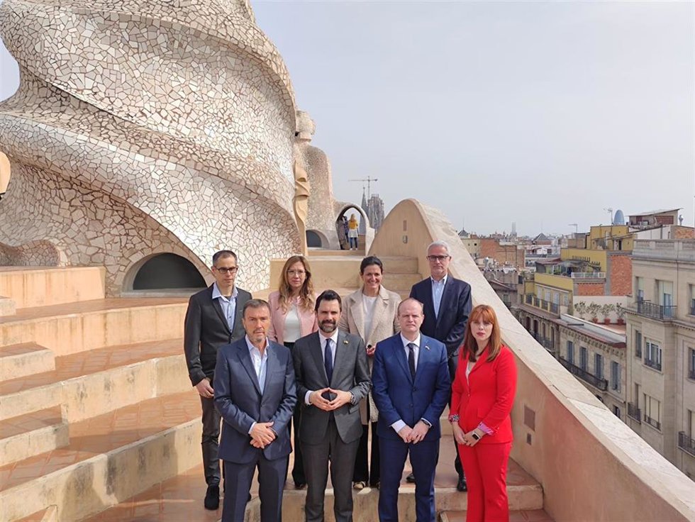 El conseller de Empresa y Trabajo de la Generalitat, Roger Torrent, inaugura el nuevo Clúster TIC-Turisme, junto con Javier Álvarez; Íngrid Graells; Marta Domnech; Manel Vallet; Félix Navarro, Albert Castellanos y Cinta Massó