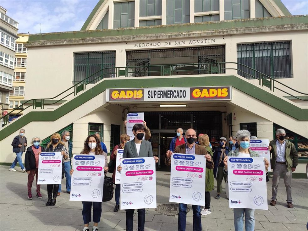 La portavoz nacional del Bloque Nacionalista Galego, Ana Pontón, ha participado este lunes en una movilización frente al Mercado de San Agustín en A Coruña para protestar por la escalada de precios que está "llevando al límite" a familias y empresas