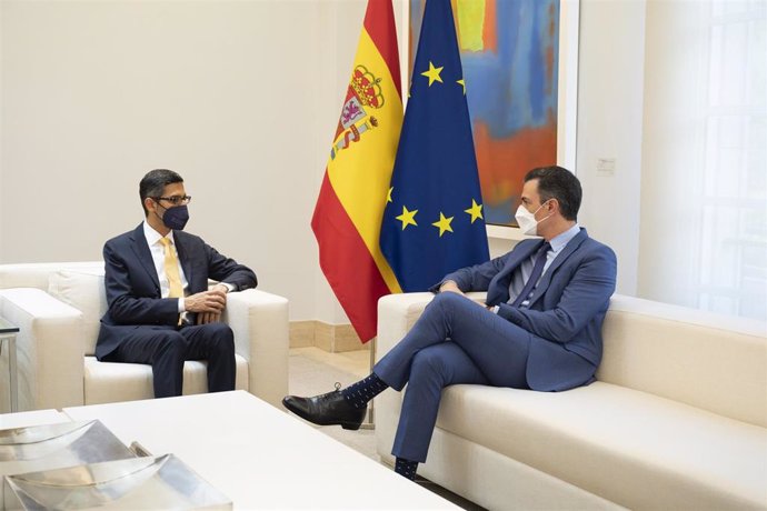 El consejero delegado de Google, Sundar Pichai, y el presidente del Gobierno , Pedro Sánchez, durante una reunión celebrada este martes 28 en el Palacio de la Moncloa