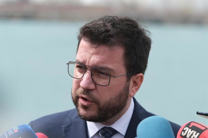 El presidente de la Generalitat de Cataluña, Pere Aragonés, atiende a los medios durante la inauguración de la nueva sede institucional del Port de Tarragona (Imagen de archivo)