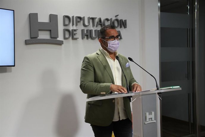 El portavoz del equipo de gobierno en la Diputación de Huelva, Salvador Gómez, en rueda de prensa.