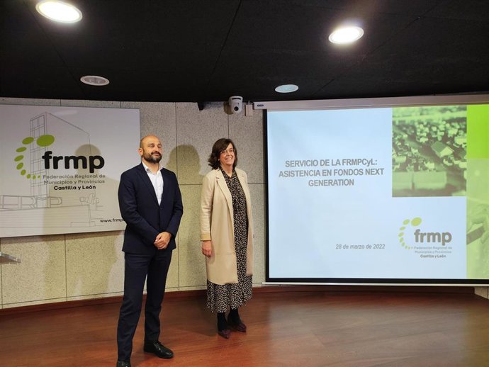 La presidenta de la Federación Regional de Municipios y Provincias, Ángeles Armisén, junto al socio director de TECH Friendly, Sergio Serna.