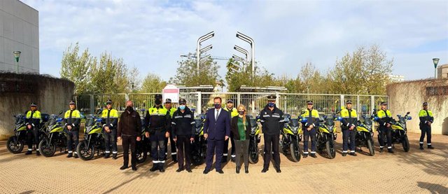El delegado de Gobernación, Fiestas Mayores y Área Metropolitana, Juan Carlos Cabrera, ha presentado la nueva dotación para la Policía Local.