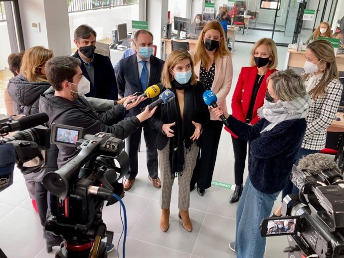 La consejera de Empleo, Formación y Trabajo Autónomo, Rocío Blanco, durante la visita a la nueva oficina del SAE en Valverde del Camino (Huelva).