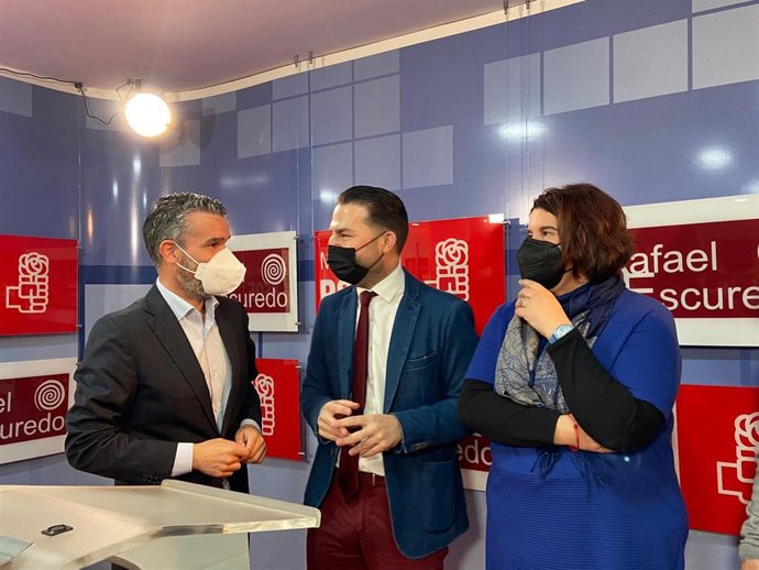 El secretario de Organización del PSOE-A, Noel López (c), este lunes en Marbella (Málaga).