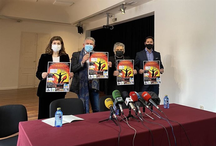 El diputado de Cultura, José María Bravo, y la diputada de Asuntos Sociales, Azucena Suárez, junto al socio de la Asociación AMAR, Rafael Polo, y la gerente de Boutique Quimera, María de Antonio.