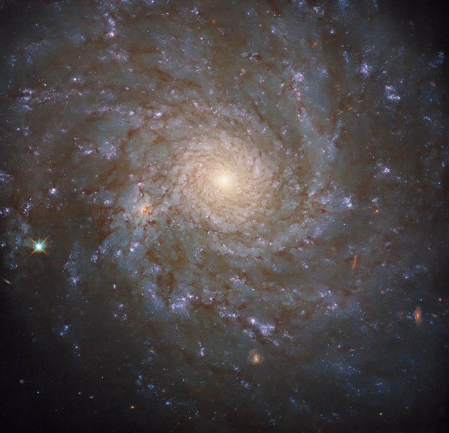 Retrato cósmico de NGC 4571