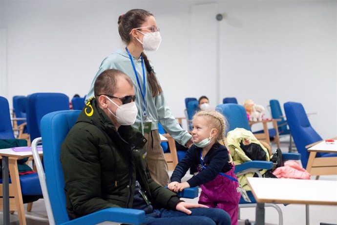 Un refugiado y una menor procedentes de Ucrania en las instalaciones del Hospital Enfermera Isabel Zendal, a 15 de marzo de 2022, en Madrid (España). 