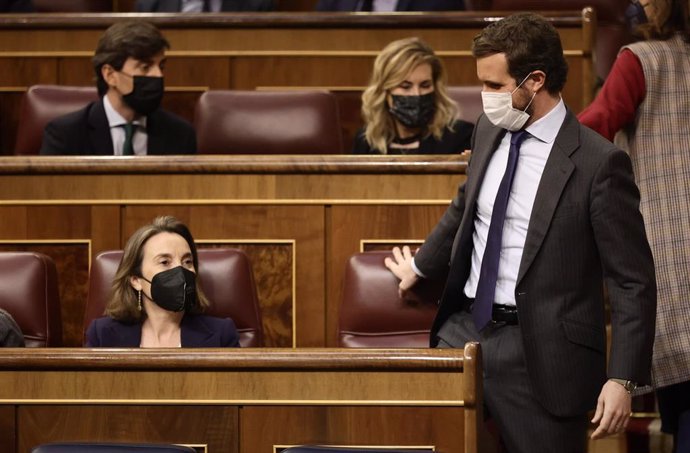 La portavoz del PP en el Congreso de los Diputados, Cuca Gamarra, y el líder del PP, Pablo Casado, en una sesión plenaria en el Congreso de los Diputados, a 17 de marzo de 2022, en Madrid (España). 