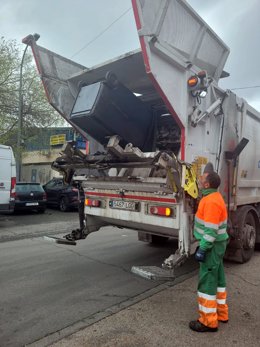 Camión del servicio de recogida de residuos en el Polígono Industrial de Paracuellos de Jarama