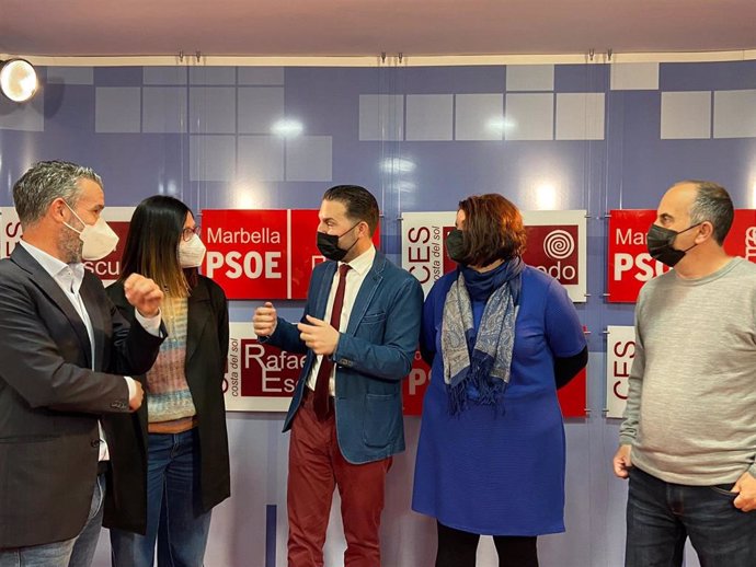 Reunión del secretario de Organización del PSOE-A, Noel López (c), con dirigentes socialistas en Marbella (Málaga).