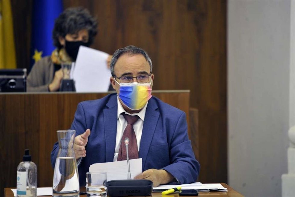 El director general de Turismo, Francisco Martín Simón, en la comisión de la Asamblea.