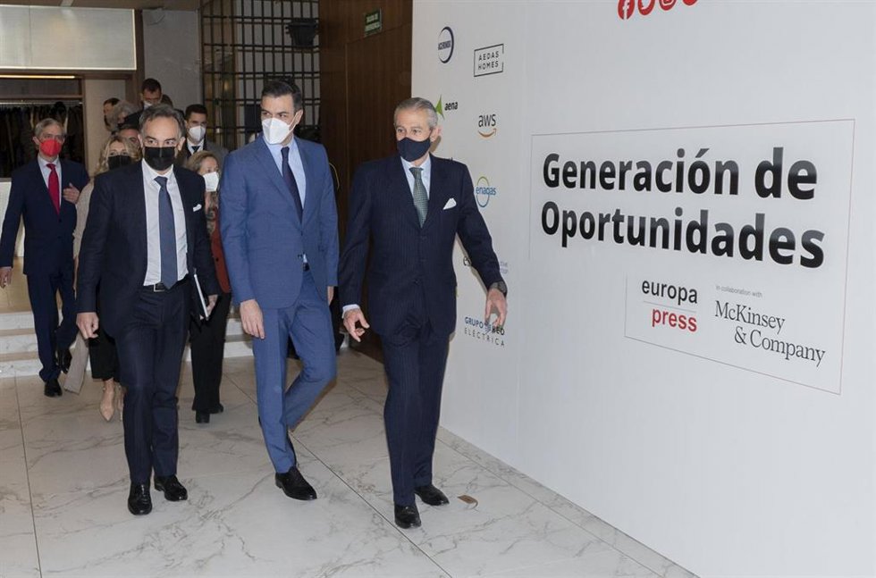 (I-D) El presidente de Mckinsey, Alejandro Beltrán; el presidente del Gobierno, Pedro Sánchez y el presidente de Europa Press, Asís Martín de Caviedes, a su llegada al tercer encuentro del foro 'Generación de Oportunidades'.