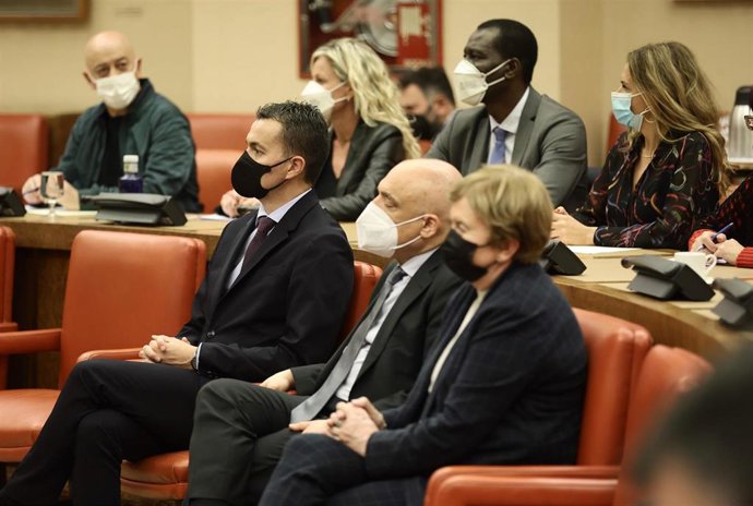 El portavoz del Grupo Socialista en el Congreso de los Diputados, Héctor Gómez (i) y el secretario general del Grupo Socialista en el Congreso de los Diputados, Rafael Simancas (c), en una Comisión del Congreso