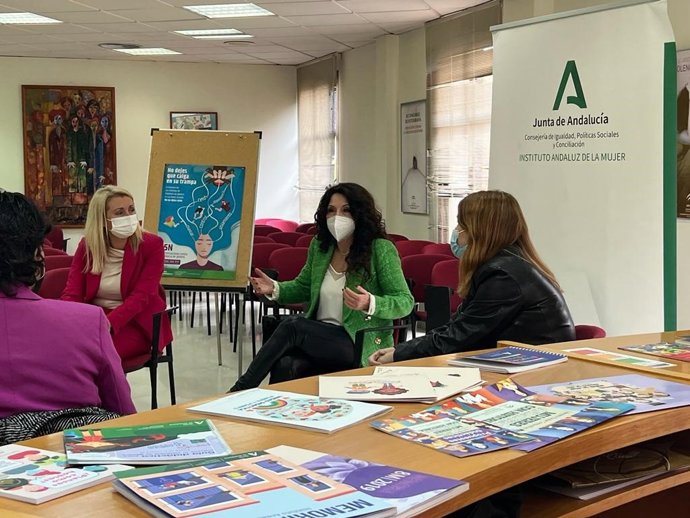La consejera de Igualdad, Políticas Sociales y Conciliación, Rocío Ruiz, en su visita al Centro Provincial del Instituto Andaluz de la Mujer (IAM) en Málaga