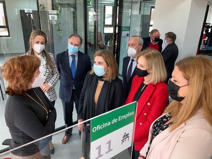 La consejera de Empleo, Formación y Trabajo Autónomo, Rocío Blanco, ha visitado la nueva sede del SAE en Valverde del Camino (Huelva).