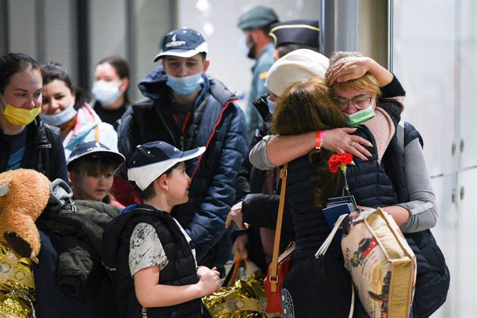 Refugiados ucranianos son recibidos por sus familias de acogida,  a su llegada al aeropuerto de Manises