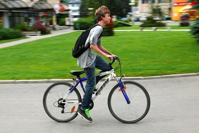 Archivo - Adolescente paseando en bicicleta.