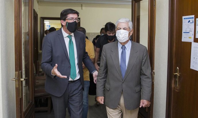 Archivo - A la derecha de la imagen, el ya expresidente de la Audiencia Provincial de Sevilla Damián Álvarez 