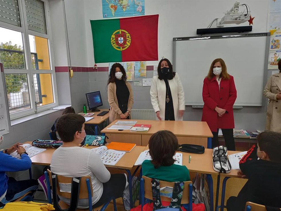 La delegada de Educación y Deporte de la Junta en Huelva, Estela Villalba, durante una visita a uno de los centros bilingües de la provincia.