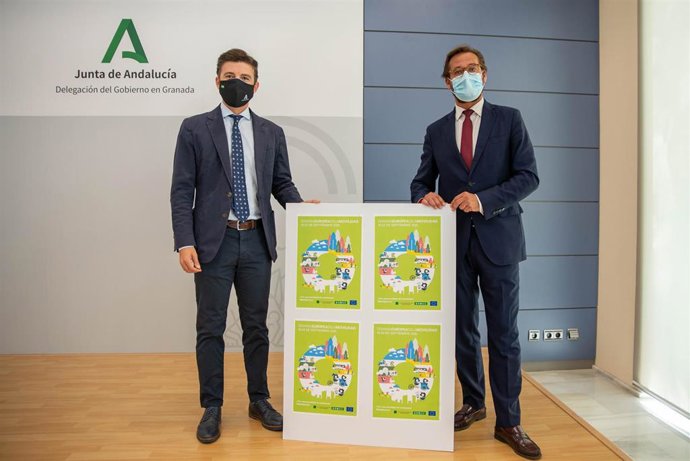 Archivo - El director de Consorcio de Transporte Metropolitano, Jorge Saavedra,  y el delegado de Fomento de la Junta, Antonio Granados, en imagen de archivo.