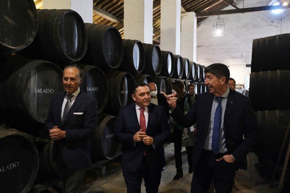 El vicepresidente de la Junta y consejero de Turismo, Regeneración, Justicia y Administración Local, Juan Marín, durante una visita a bodegas de la provincia de Sevilla.