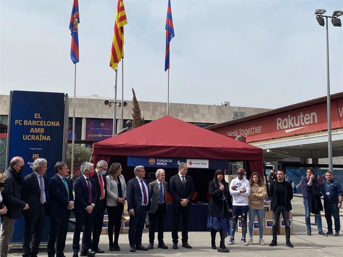 Acto de recogida de alimentos para los refugiados ucranianos en el Camp Nou.