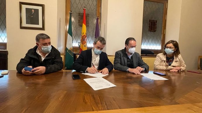 Firma de la propiedad del solar.