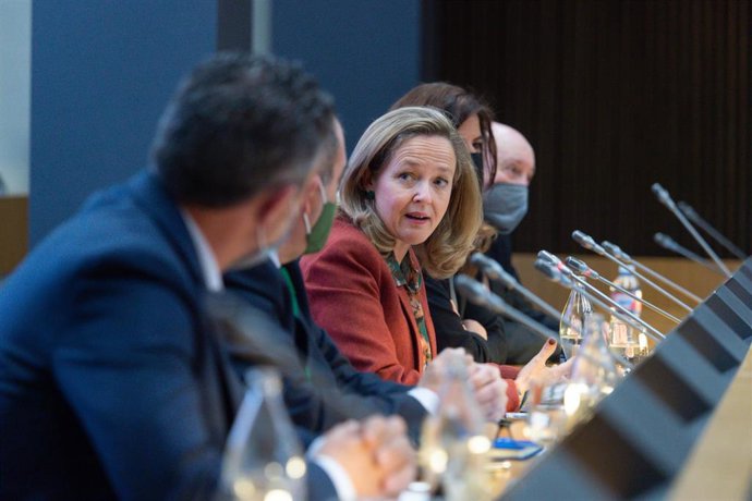 La vicepresidenta primera y ministra de Asuntos Económicos y Transformación Digital, Nadia Calviño (c), interviene en la clausura de la Asamblea General de la Asociación de Trabajadores Autónomos (ATA), en la sede de la CEOE, a 28 de marzo de 2022.