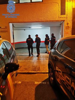 Agentes de la Policía Nacional durante una intervención tras un dispositivo policial en Palma.